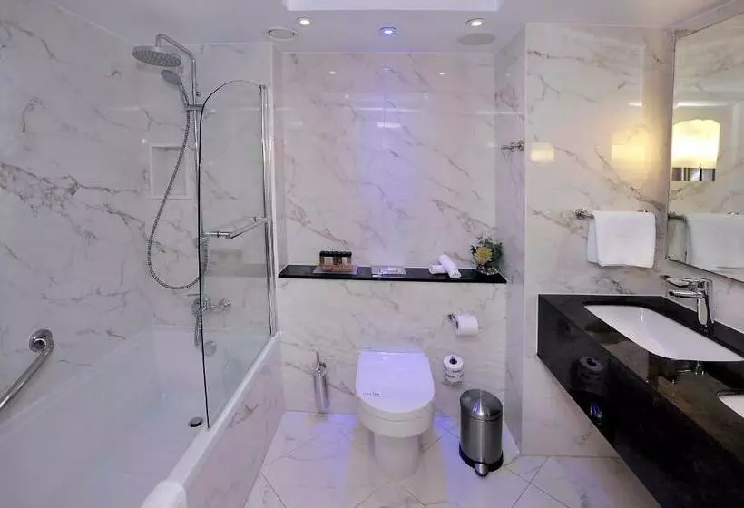 سوییت جونیور با چشم‌انداز دریا, Olympic Lagoon Resort Paphos