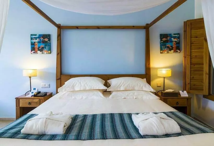 سوییت جونیور با چشم‌انداز دریا, Olympic Lagoon Resort Paphos