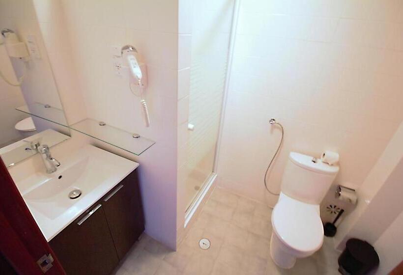 スタンダードルーム, Wot Sintra Sarrazola