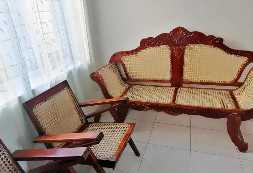 اتاق خانوادگی, Knt Villa