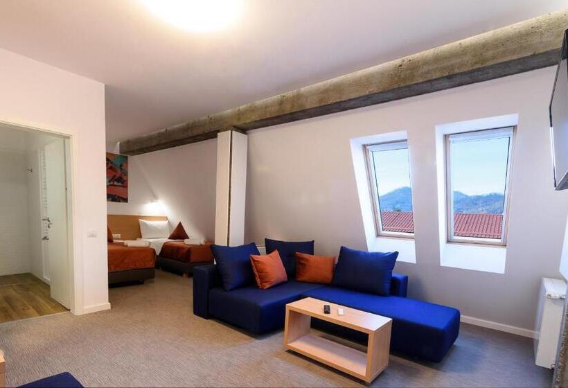 デラックスルーム, Urban