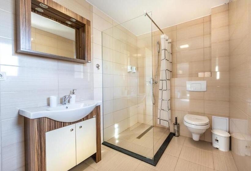 スタンダードトリプルルーム, Emerald Residence