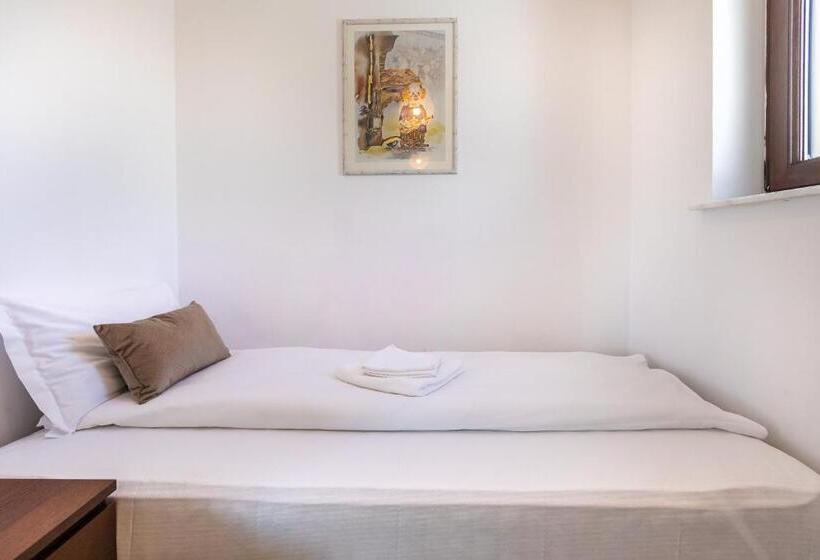 スタンダードトリプルルーム, Emerald Residence