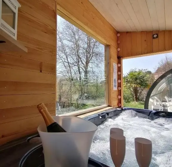 デラックスルーム, Chambre Avec Jacuzzi Privatif Le Pêcher