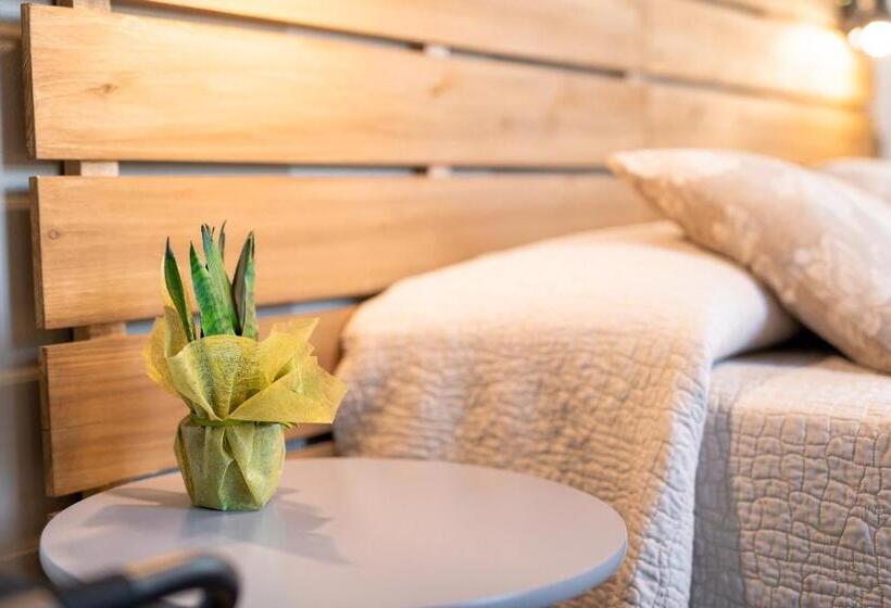 اتاق استاندارد سه نفره, Stella