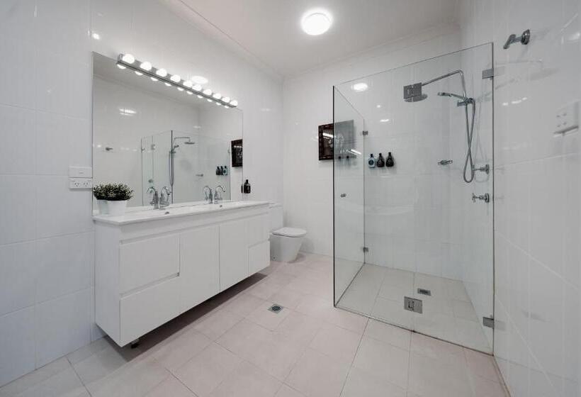 Deluxe Suite King Bed, Cremorne Point Manor