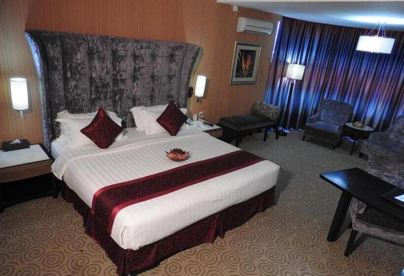 جناح جونيور, Crown Vista