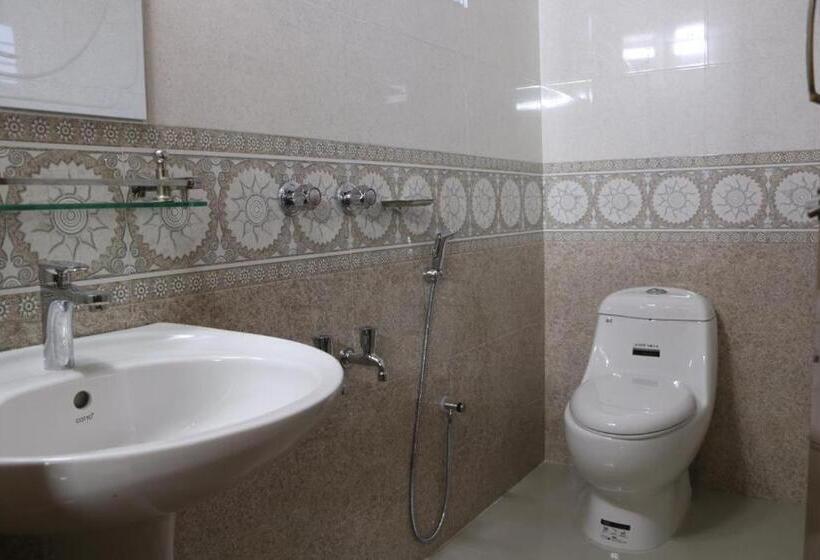 اتاق لوکس, Milina