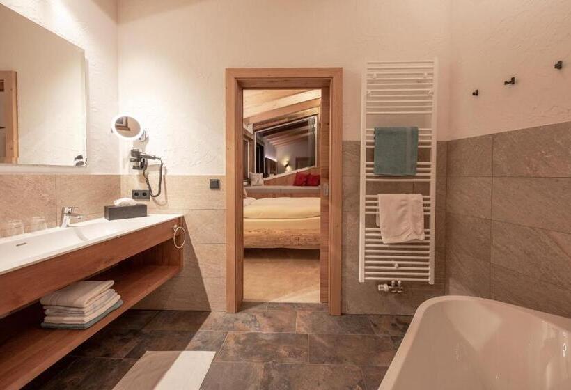 جناح مطلّ علي الجبل, Das Elisabeth