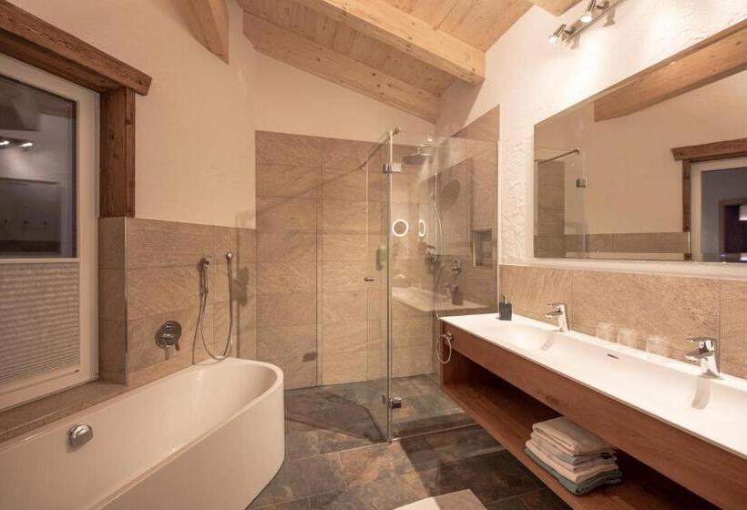 جناح مطلّ علي الجبل, Das Elisabeth