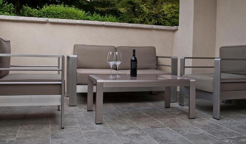 חדר משפחתי, Piccola Valle