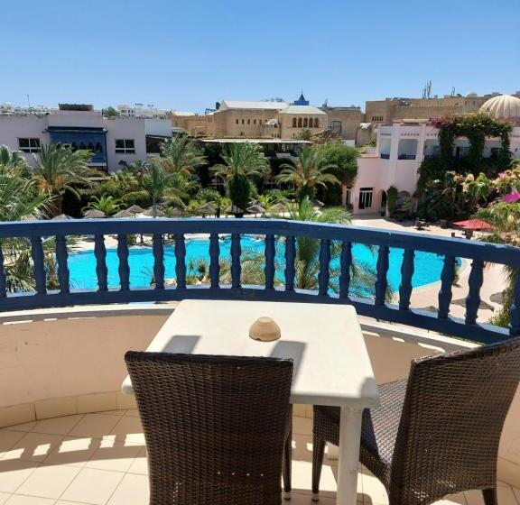 プールの見えるスタンダードトリプルルーム, Eden Yasmine Resort & Spa