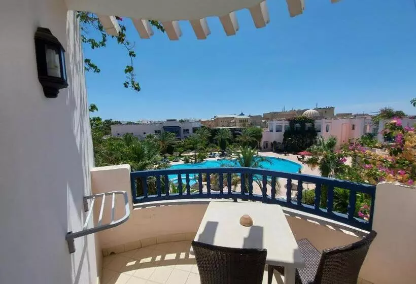 اتاق استاندارد سه تخته با چشم‌انداز استخر, Eden Yasmine Resort & Spa