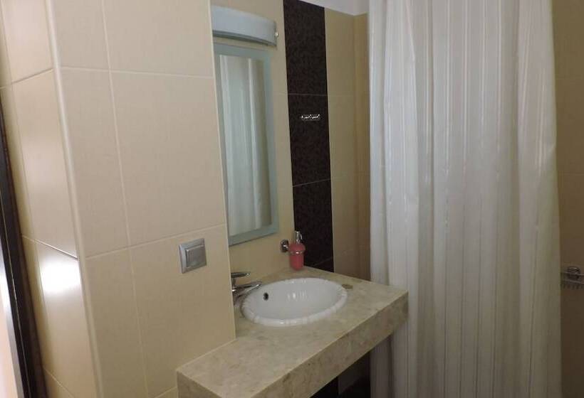 סוויטה משפחתית, Golden Rose Suites