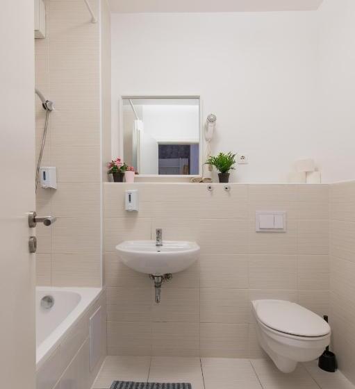 استودیو استاندارد با چشم‌انداز باغ, Prince Apartments