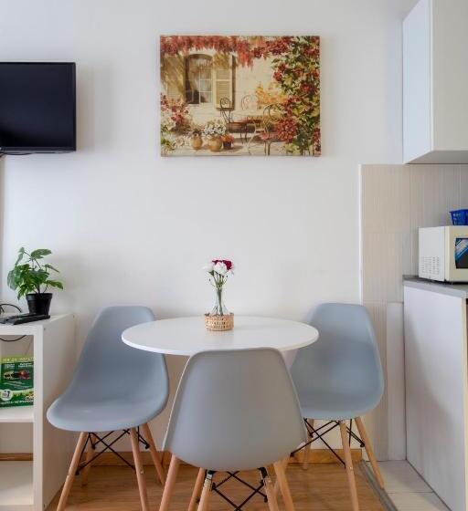 استودیو استاندارد با چشم‌انداز باغ, Prince Apartments