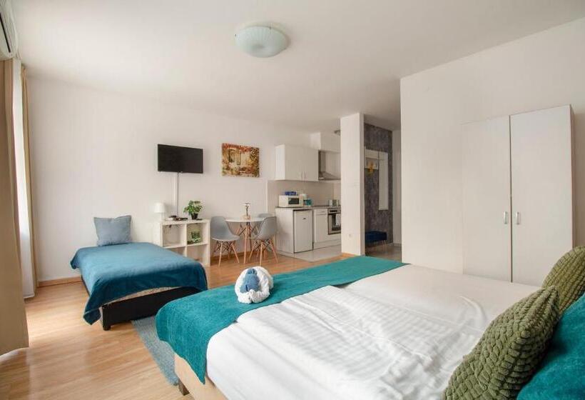 استودیو استاندارد با چشم‌انداز باغ, Prince Apartments