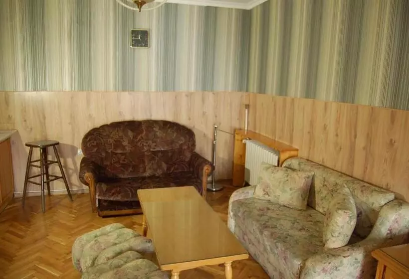 Junior Suite, Stivan Iskar