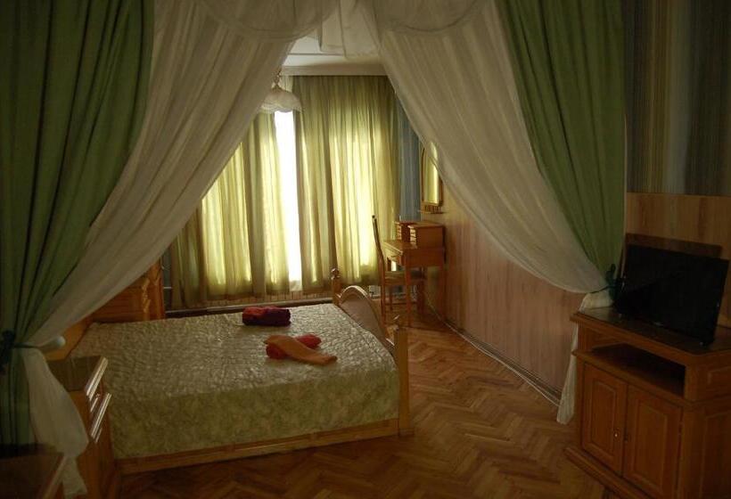 小型套房, Stivan Iskar