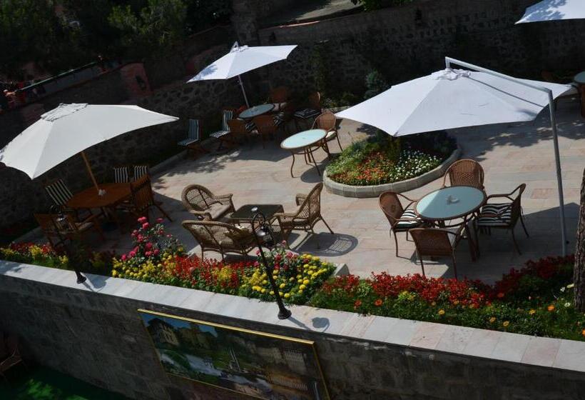 اتاق استاندارد سه تخته با چشم‌انداز باغ, Tahir Aga Konagi