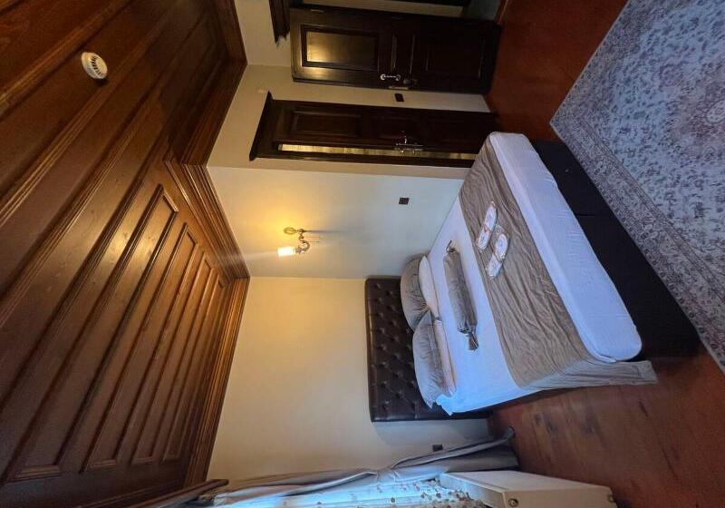 اتاق استاندارد یک نفره, Tahir Aga Konagi