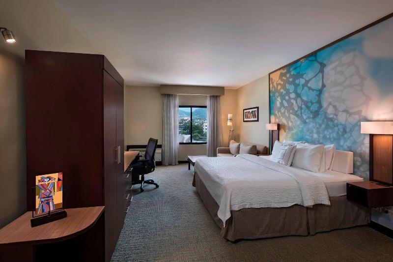 带大床的标准间, Courtyard By Marriott San Salvador