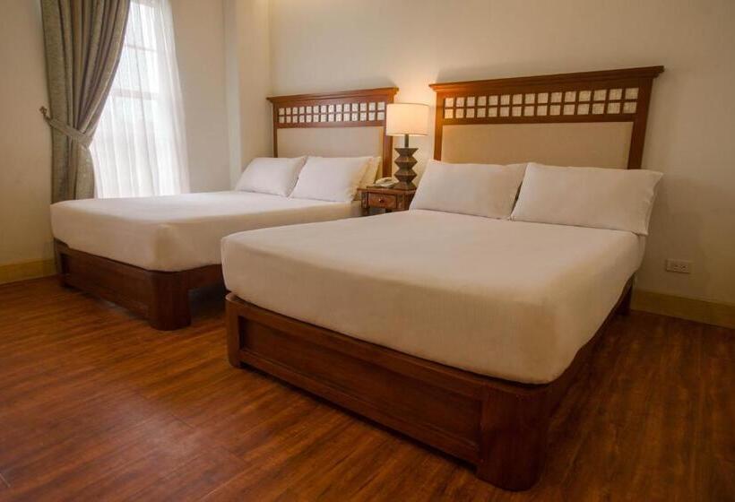 חדר משפחתי, Emilia