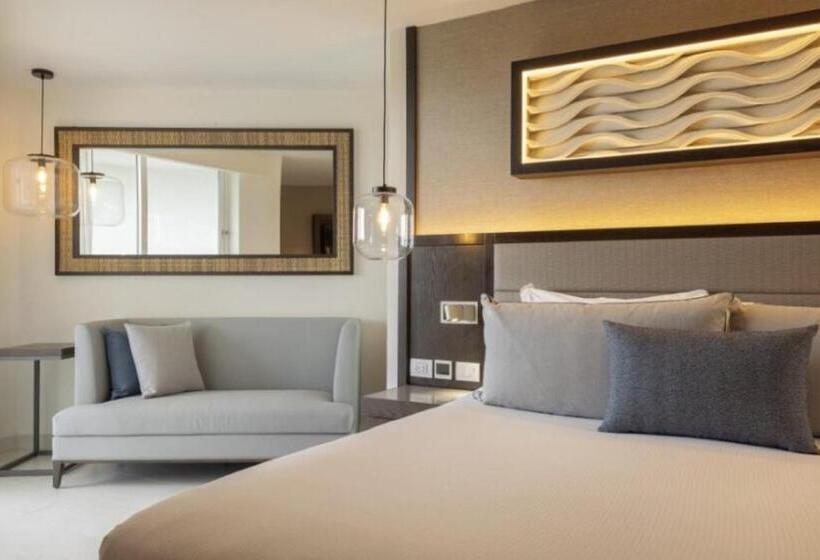 Номер Deluxe, Hideaway At Royalton Blue Waters, An Autograph Collection All Inclusive Resort   Adults Only