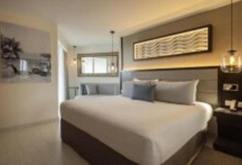 Номер Deluxe, Hideaway At Royalton Blue Waters, An Autograph Collection All Inclusive Resort   Adults Only