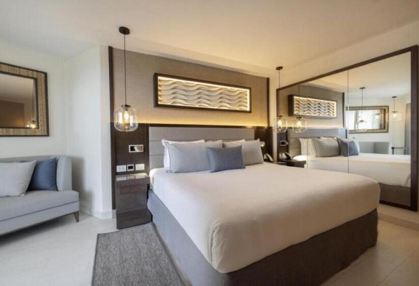 Номер Deluxe, Hideaway At Royalton Blue Waters, An Autograph Collection All Inclusive Resort   Adults Only