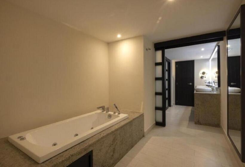 Клубный полулюкс с видом на море, Hideaway At Royalton Blue Waters, An Autograph Collection All Inclusive Resort   Adults Only