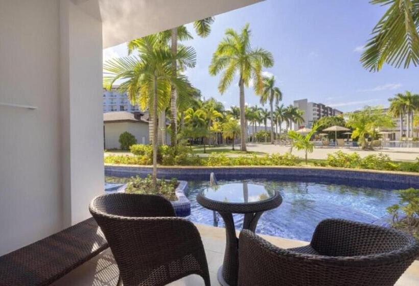 Полулюкс Клуб, Hideaway At Royalton Blue Waters, An Autograph Collection All Inclusive Resort   Adults Only