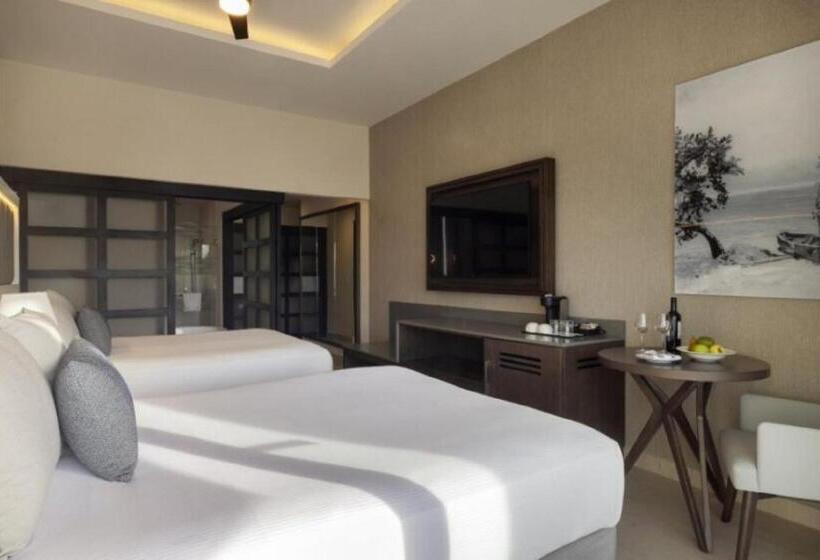 Полулюкс Клуб, Hideaway At Royalton Blue Waters, An Autograph Collection All Inclusive Resort   Adults Only