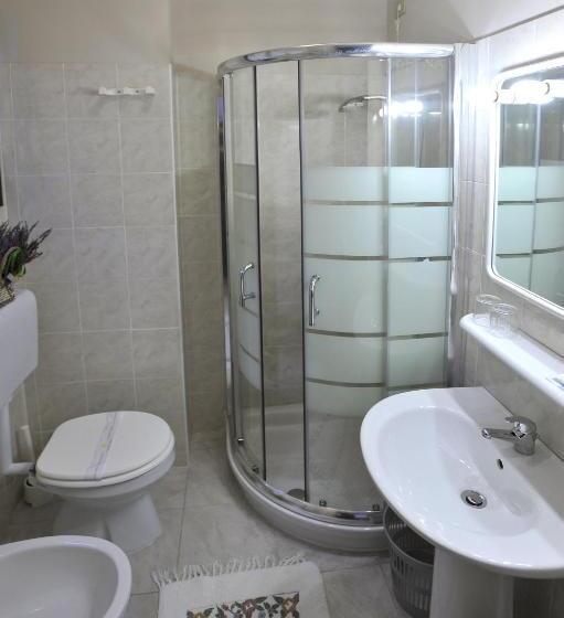 חדר סטנדרט לארבעה, Piccadilly