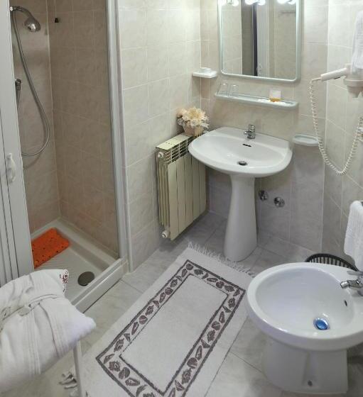 חדר קומפורט לשלושה, Piccadilly