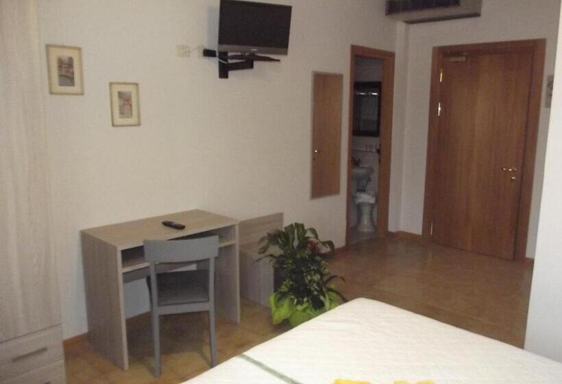 חדר קומפורט לשלושה, Piccadilly