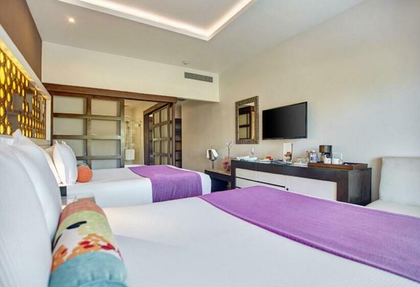 Клубный полулюкс с видом на море, Hideaway At Royalton Blue Waters, An Autograph Collection All Inclusive Resort   Adults Only