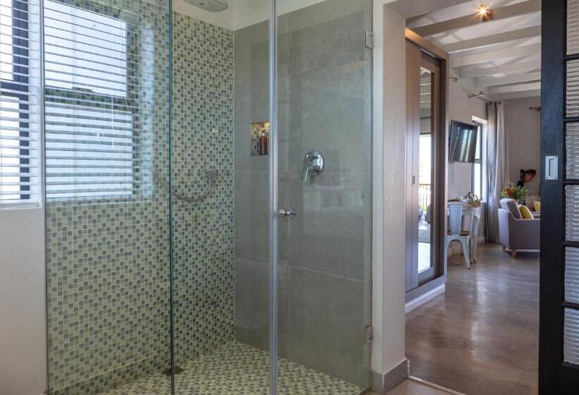 Superior suite with balcony, Whale Rock Luxury Lodge