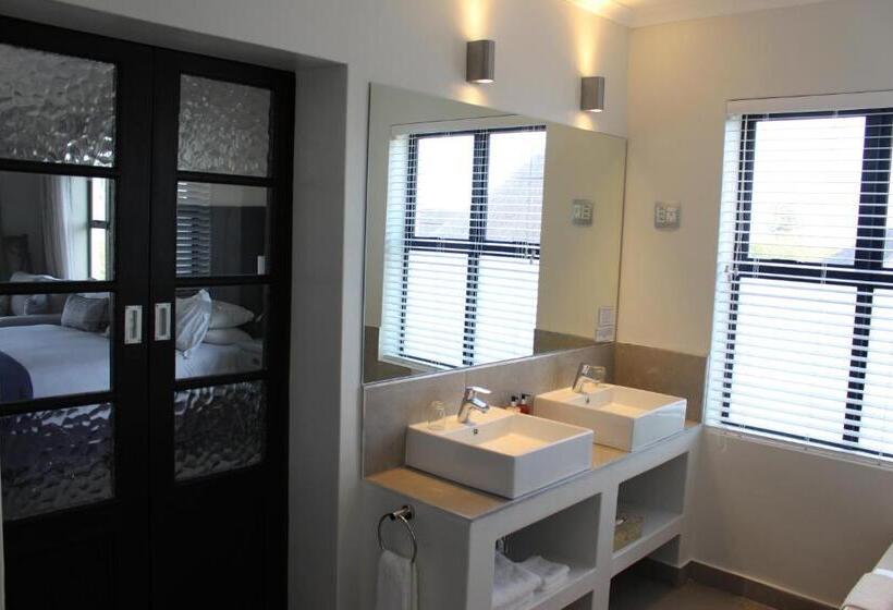 Superior suite with balcony, Whale Rock Luxury Lodge