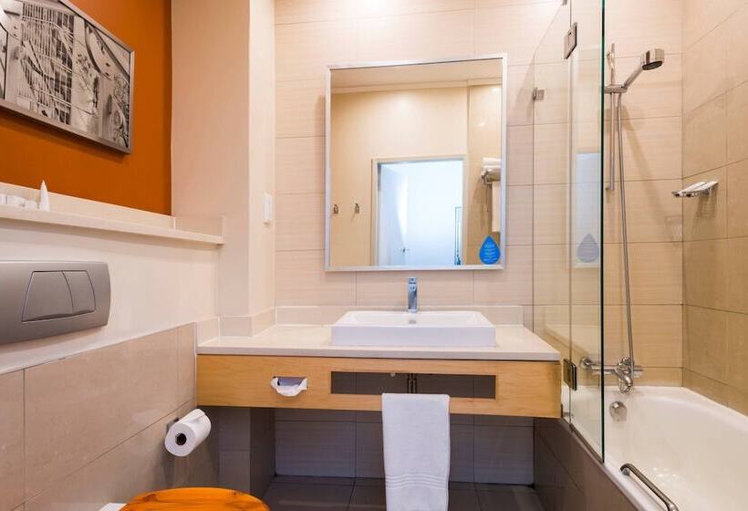 غرفة قياسية مطلة على المدينة, Protea Hotel By Marriott Gaborone Masa Square