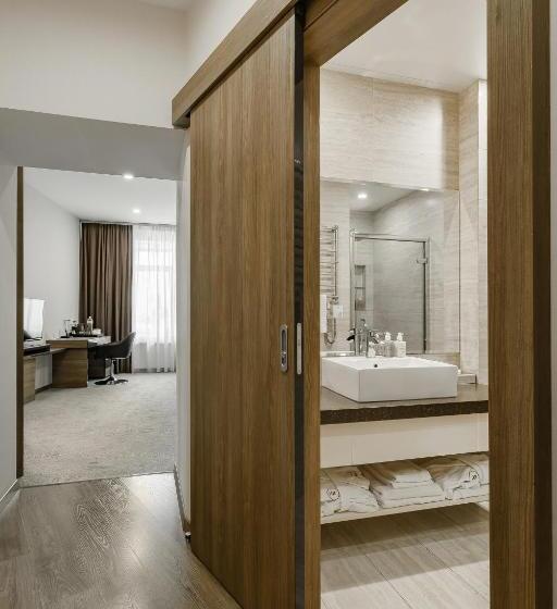 Superior Szoba, Senator Maidan