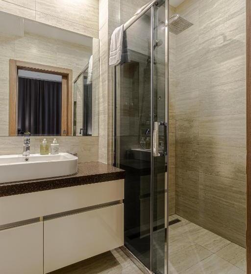 Standard Szoba, Senator Maidan