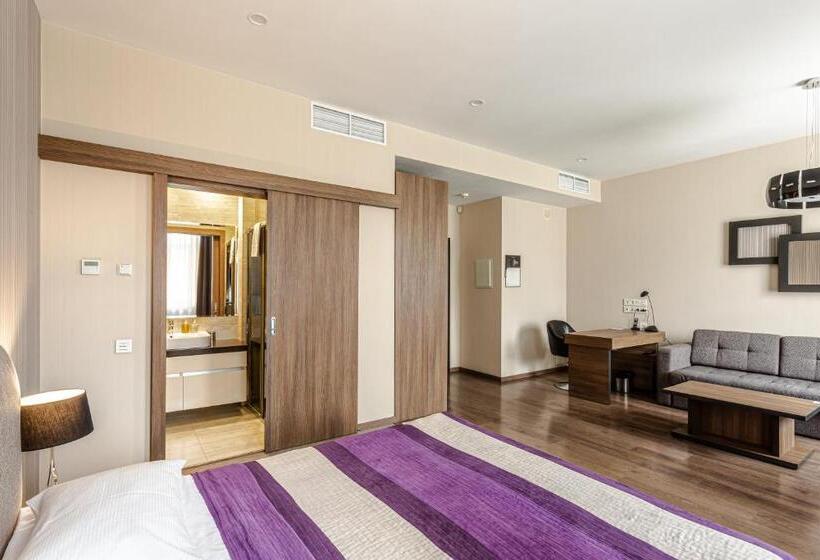 Standard Szoba, Senator Maidan