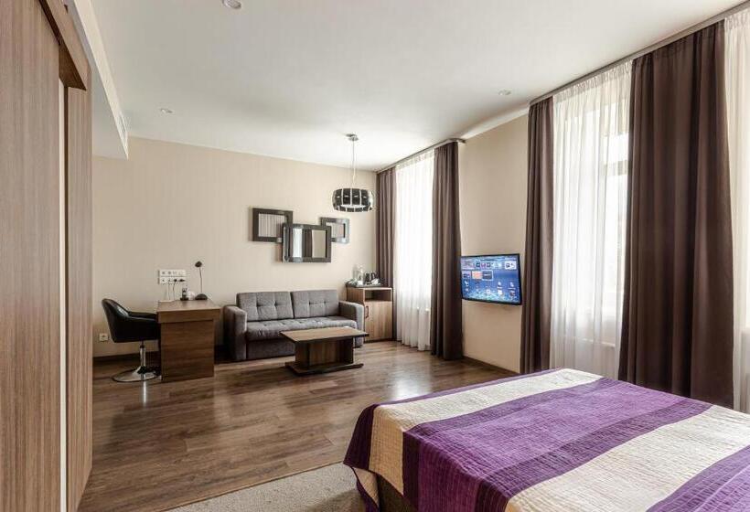 Standard Szoba, Senator Maidan