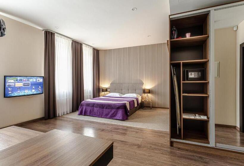 Standard Szoba, Senator Maidan