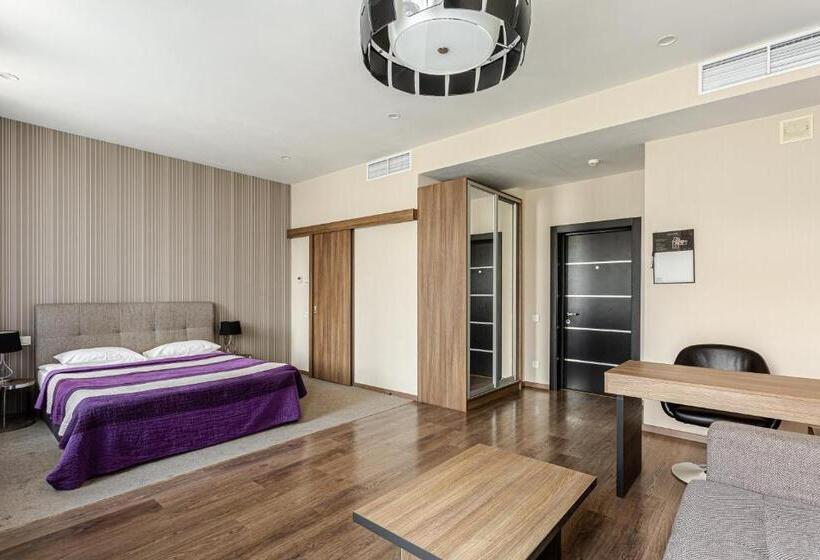 Standard Szoba, Senator Maidan