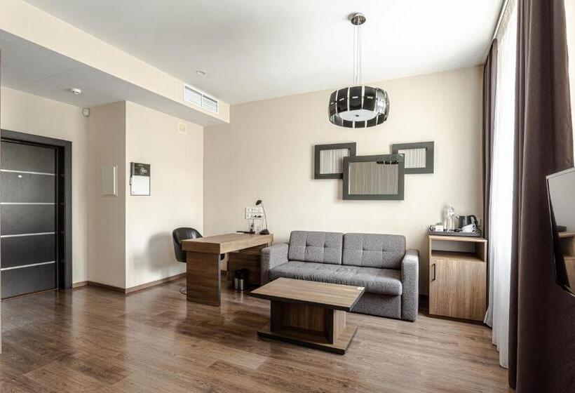 Standard Szoba, Senator Maidan