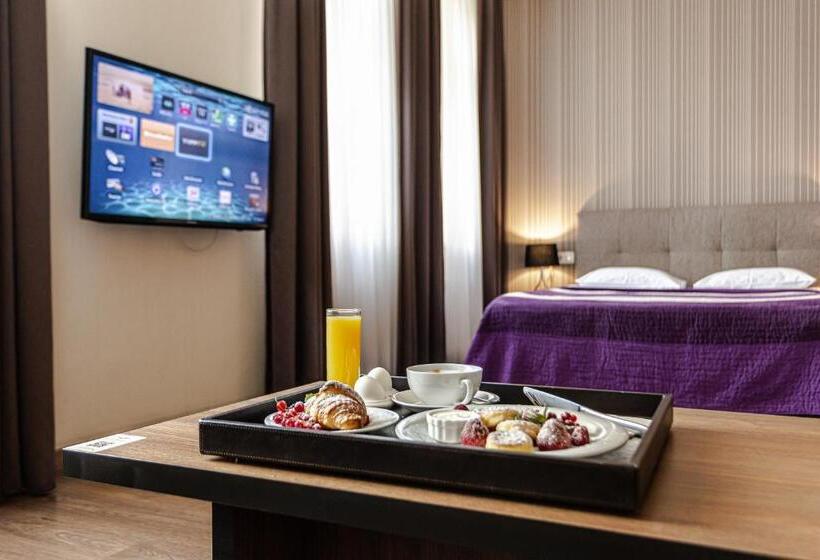 Standard Szoba, Senator Maidan