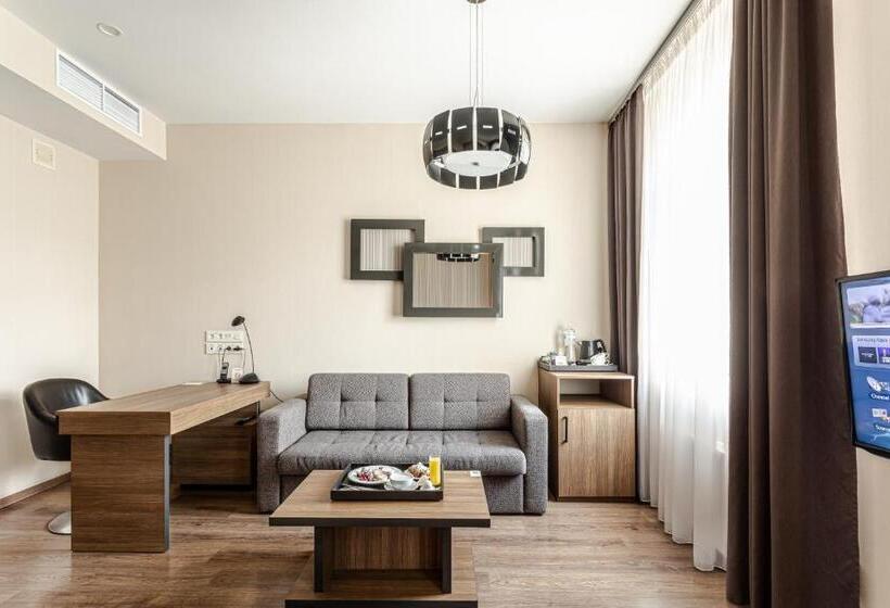 Standard Szoba, Senator Maidan