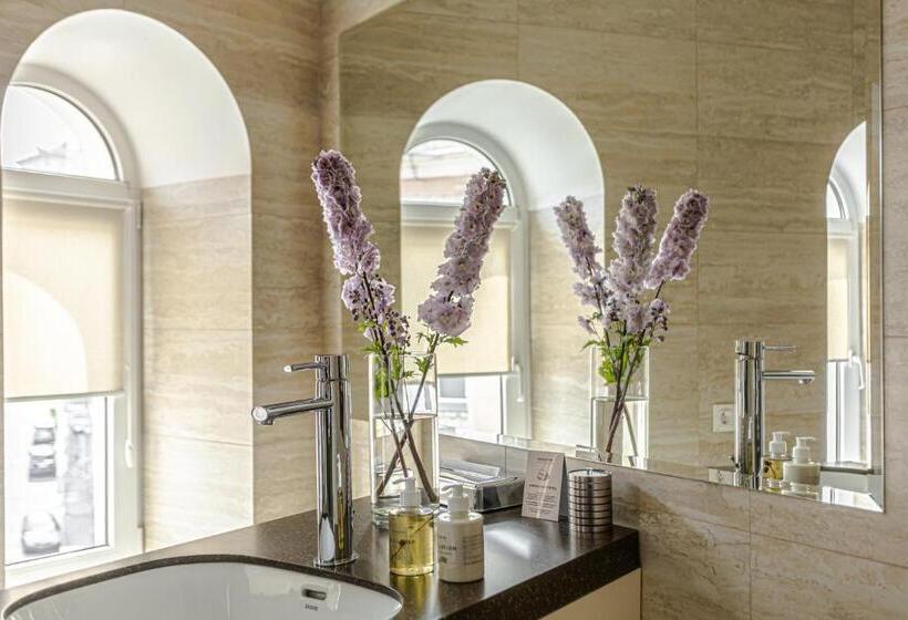 Standard Stúdió Szoba, Senator Maidan